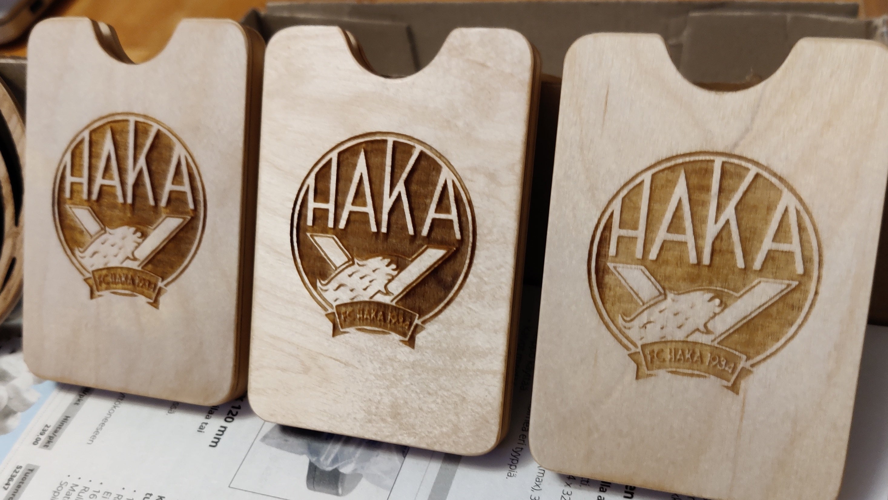 Koivuvanerista valmistettuja FC Haka -korttikoteloita