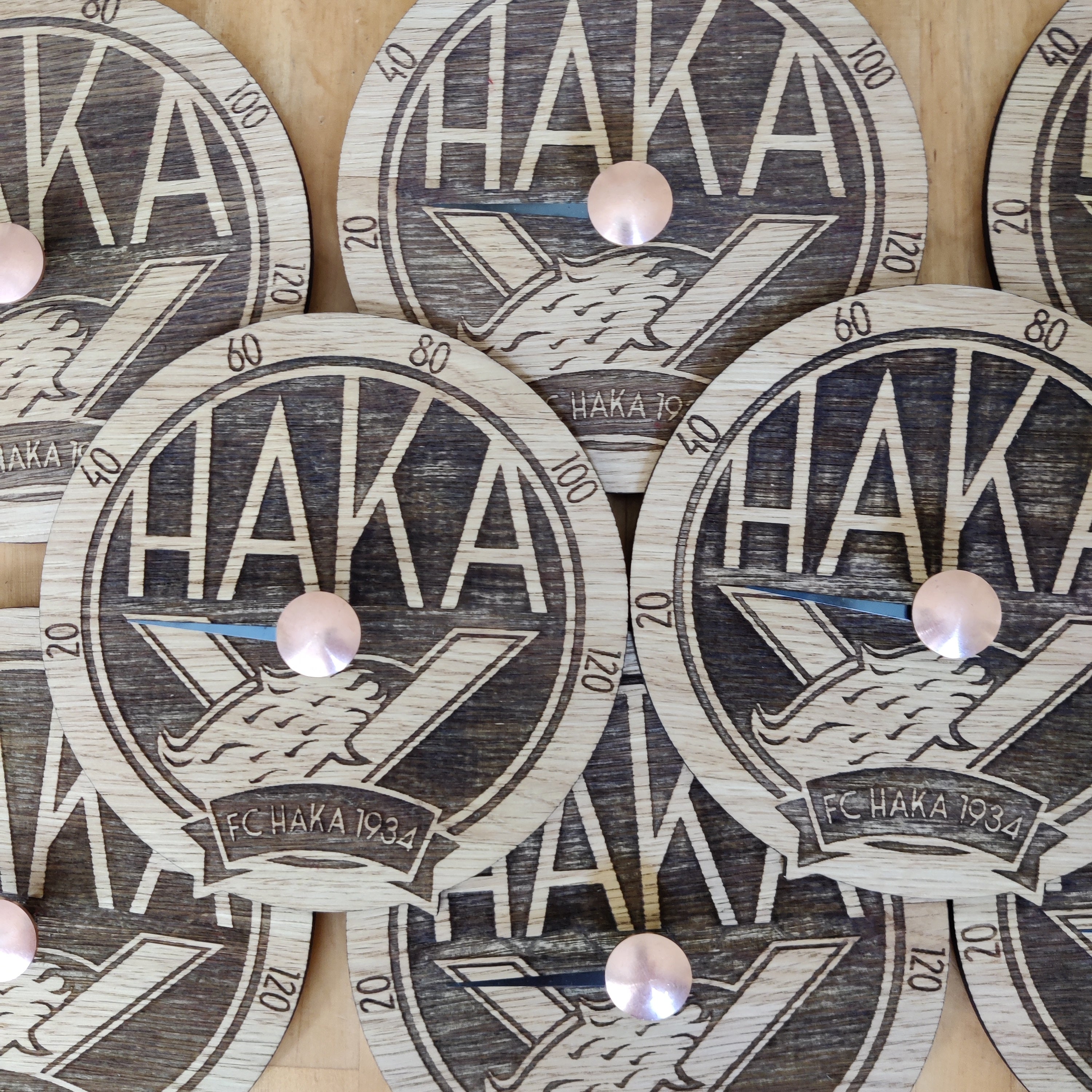 Tammivanerista valmistettuja FC Haka saunamittareita