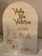 Syntymätaulu kukkakoristeella ja lapsen tiedoilla. Laserkaiverrettu koivuvanerille