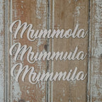 Koivuvanerista valmistettu tekstikyltti mummolan, mummulan tai mummilan oveen tai askartelukranssiin kiinnitettäväksi. 
