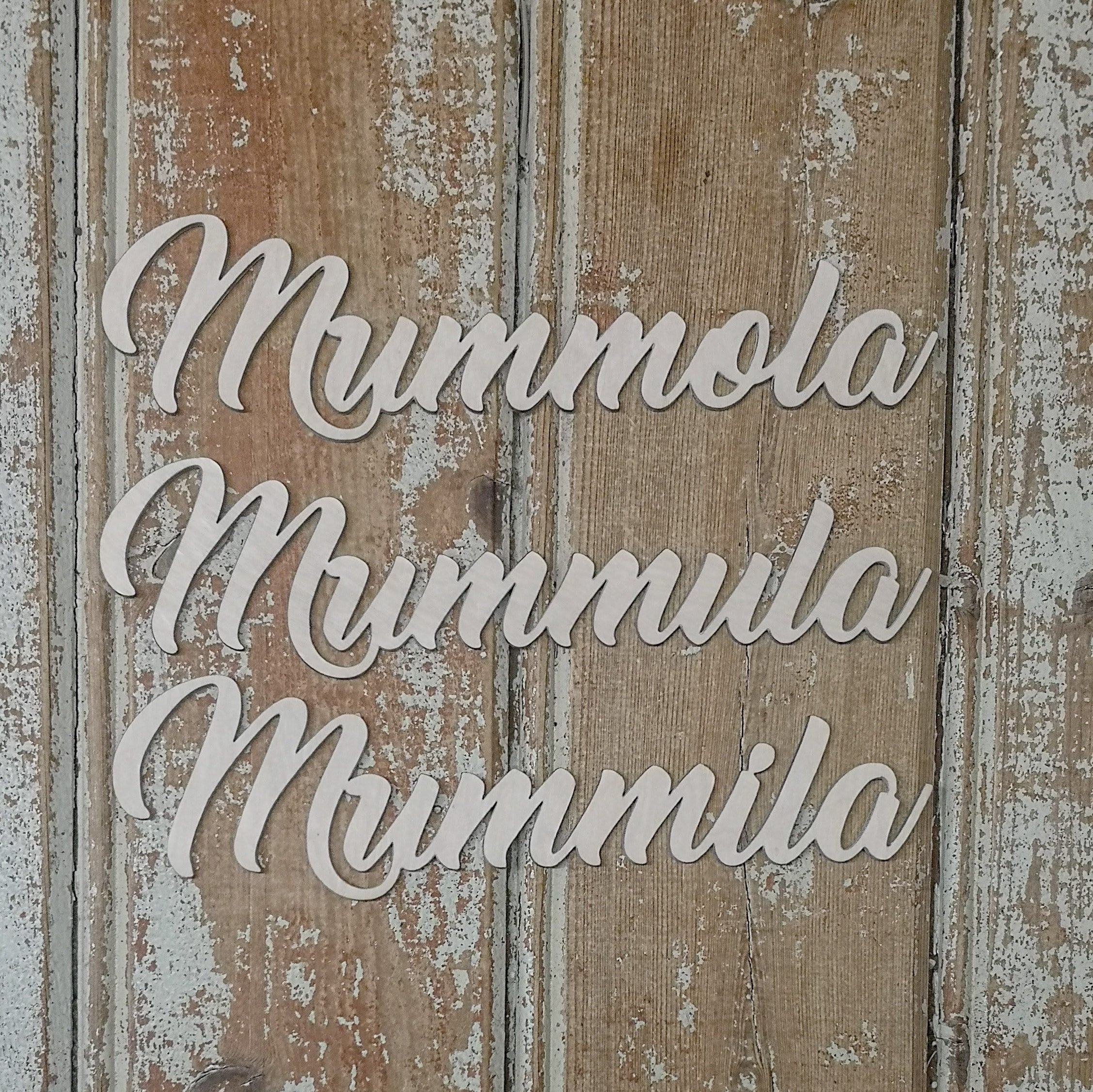 Koivuvanerista valmistettu tekstikyltti mummolan, mummulan tai mummilan oveen tai askartelukranssiin kiinnitettäväksi. 