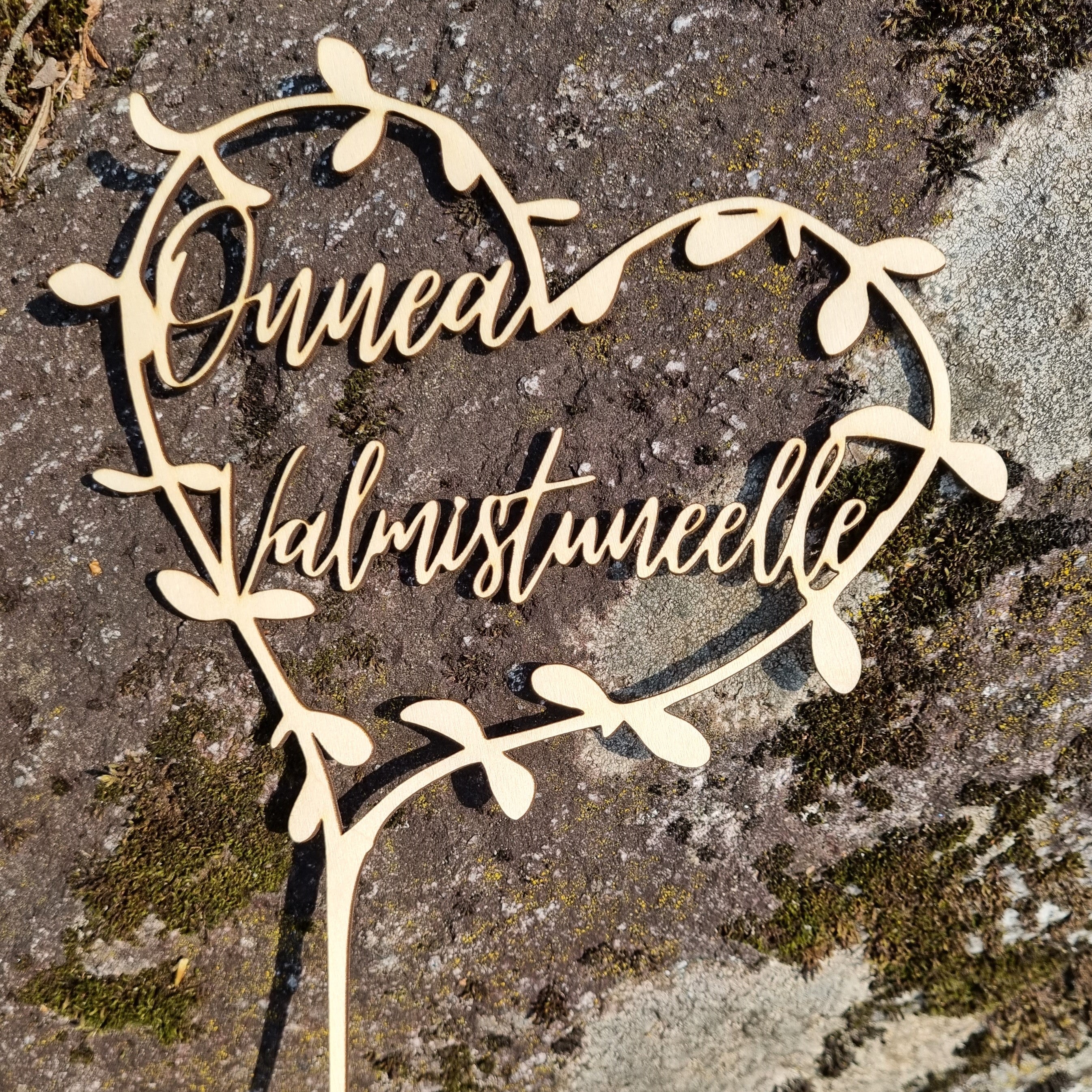 Koivuvanerista valmistettu kakunkoriste valmistujaiskakkuun.