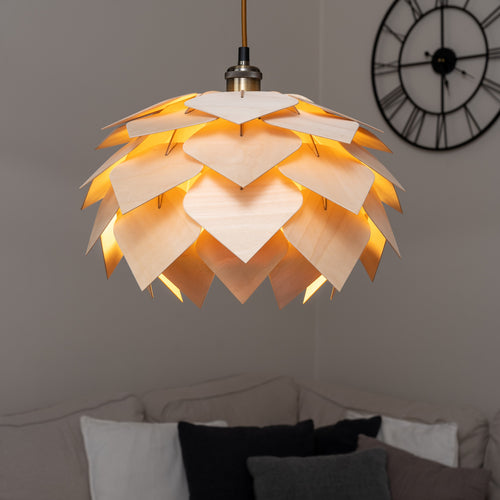 Käpy varjostin olohuoneessa