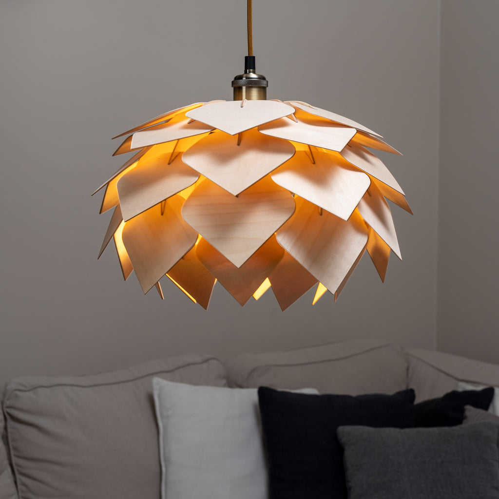 Käpy varjostin ja taustalla sohva