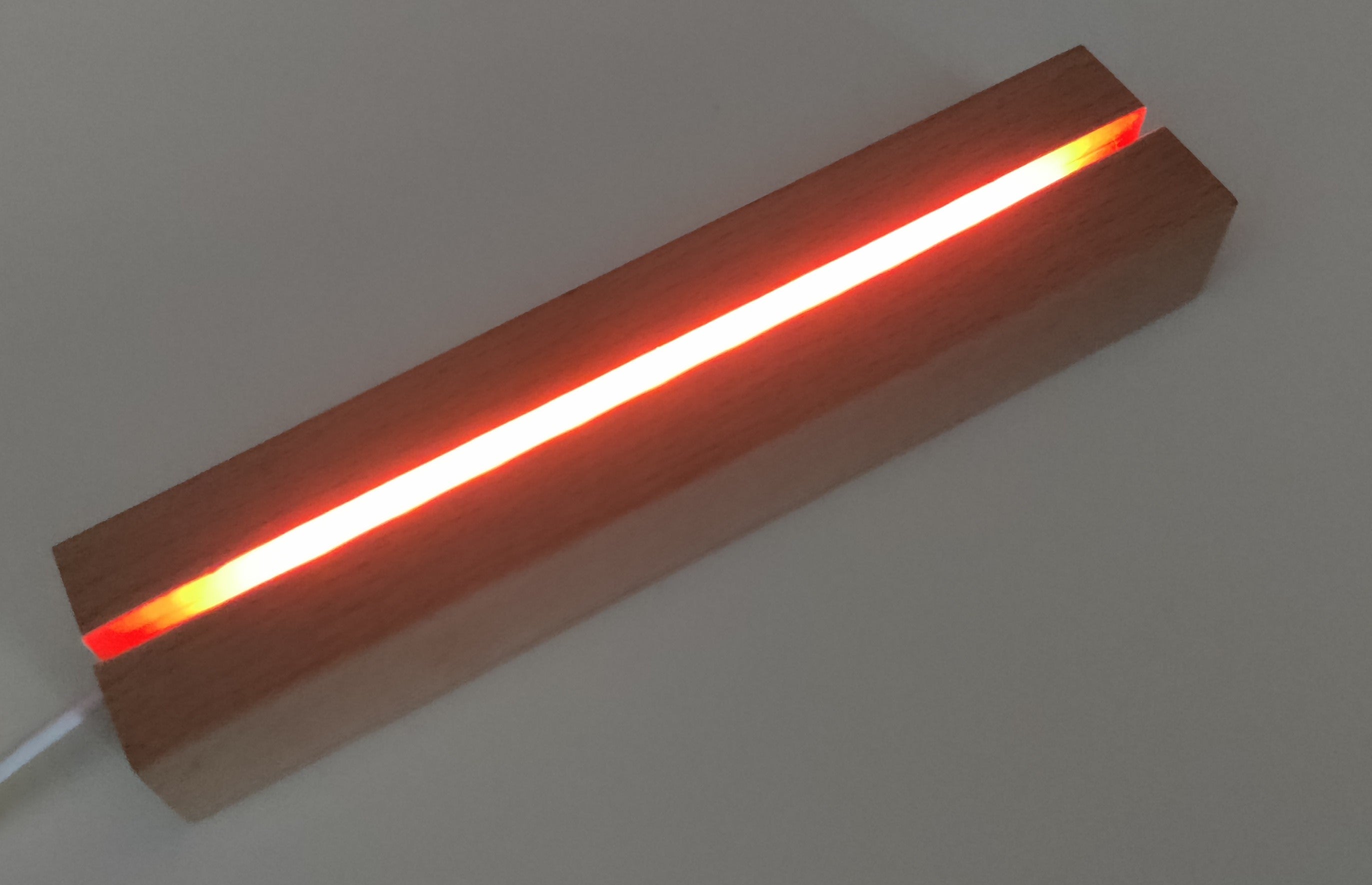 Led-valaisimen jalusta, jossa valo.