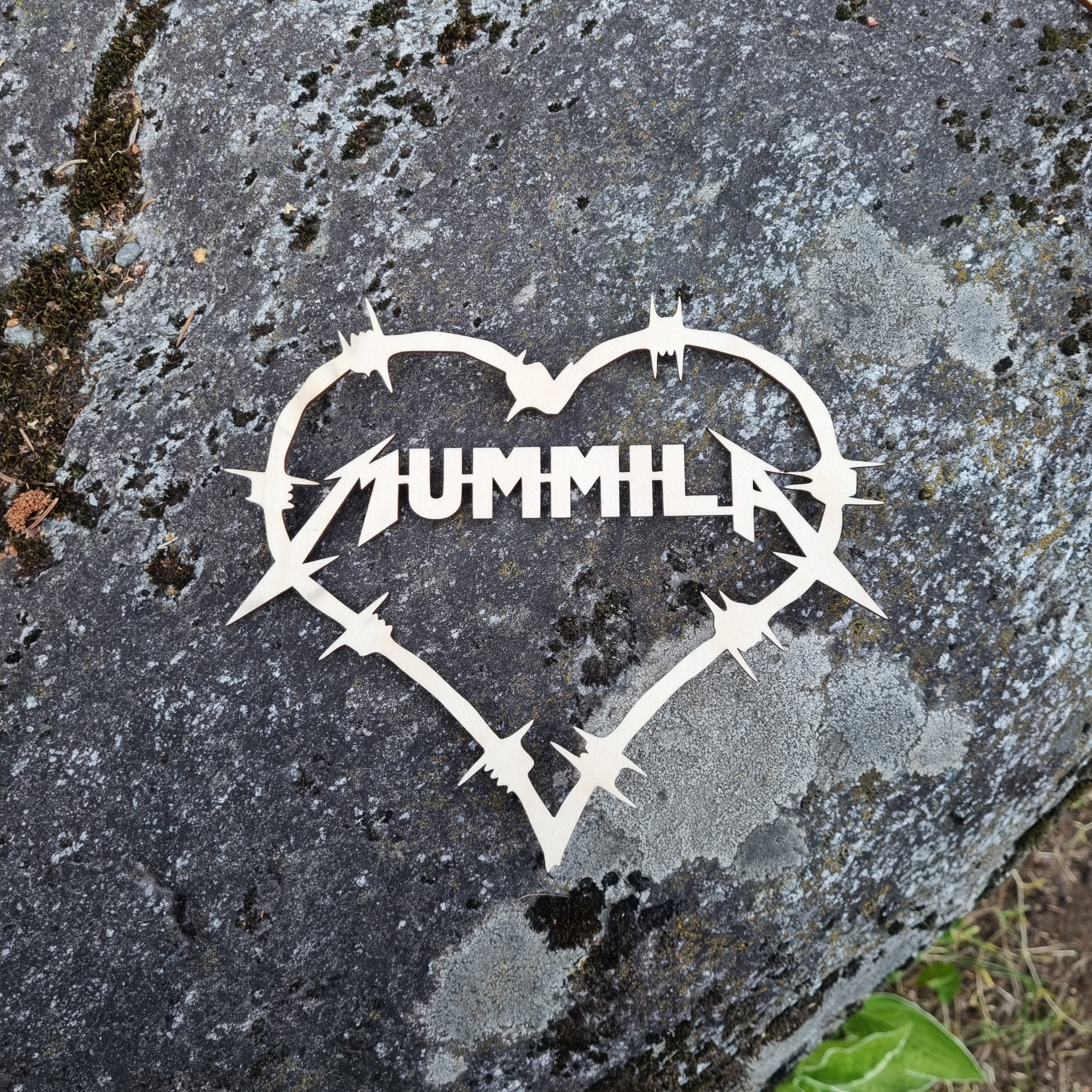 Koivuvanerista valmistettu mummila-kyltti.