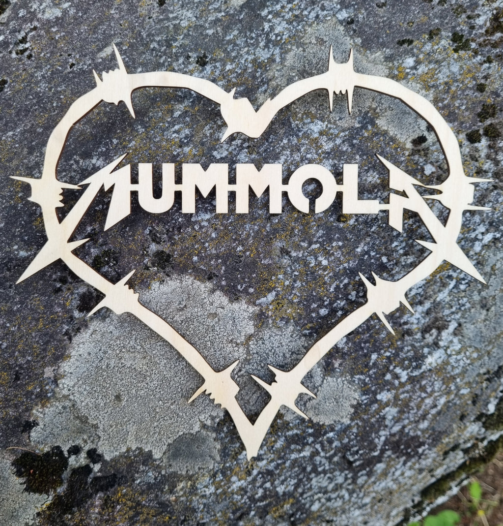 Koivuvanerista valmistettu mummola-kyltti.