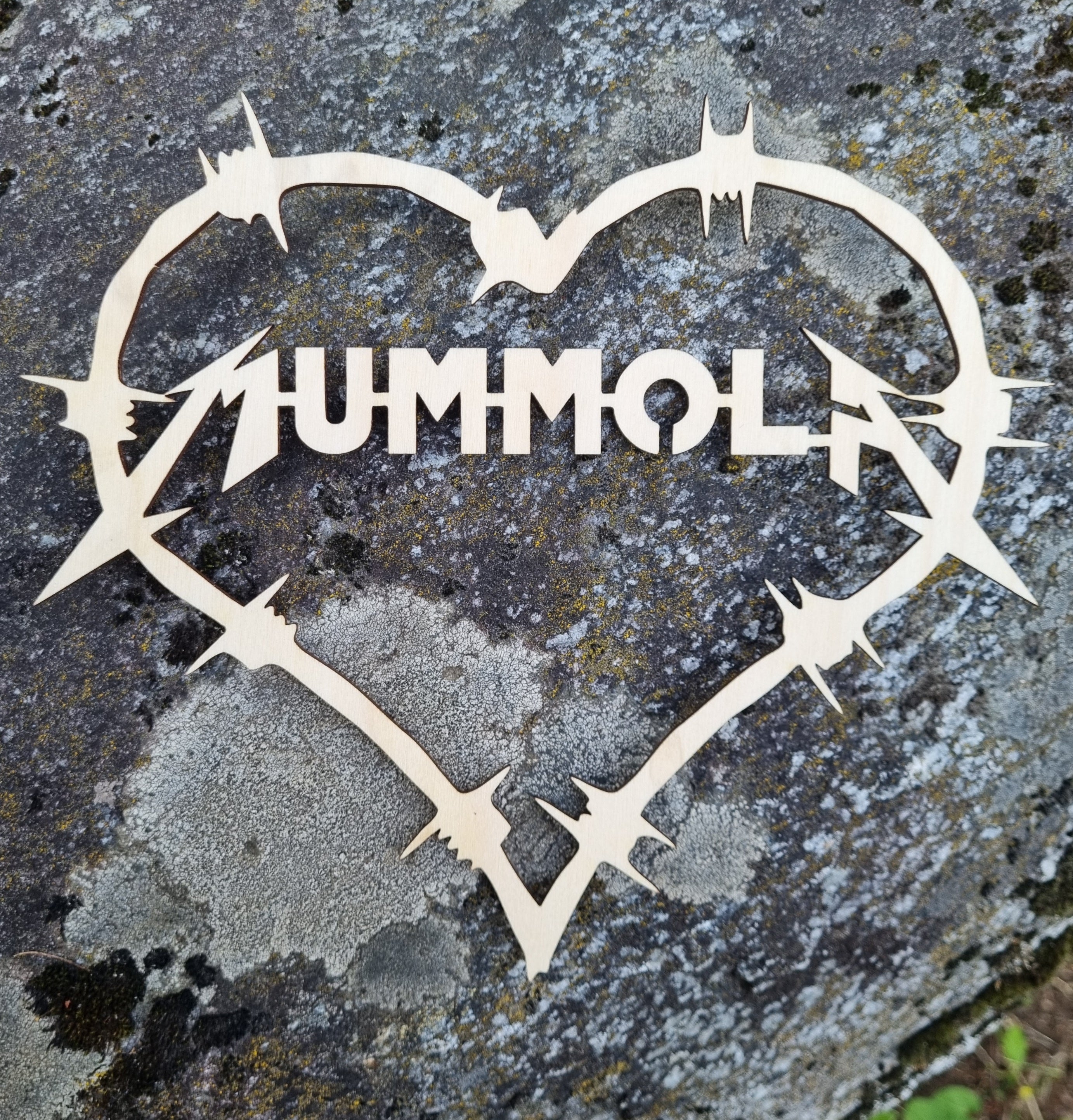 Koivuvanerista valmistettu mummola-kyltti.