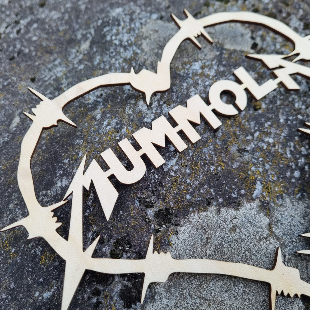 Koivuvanerista valmistettu mummola-kyltti.