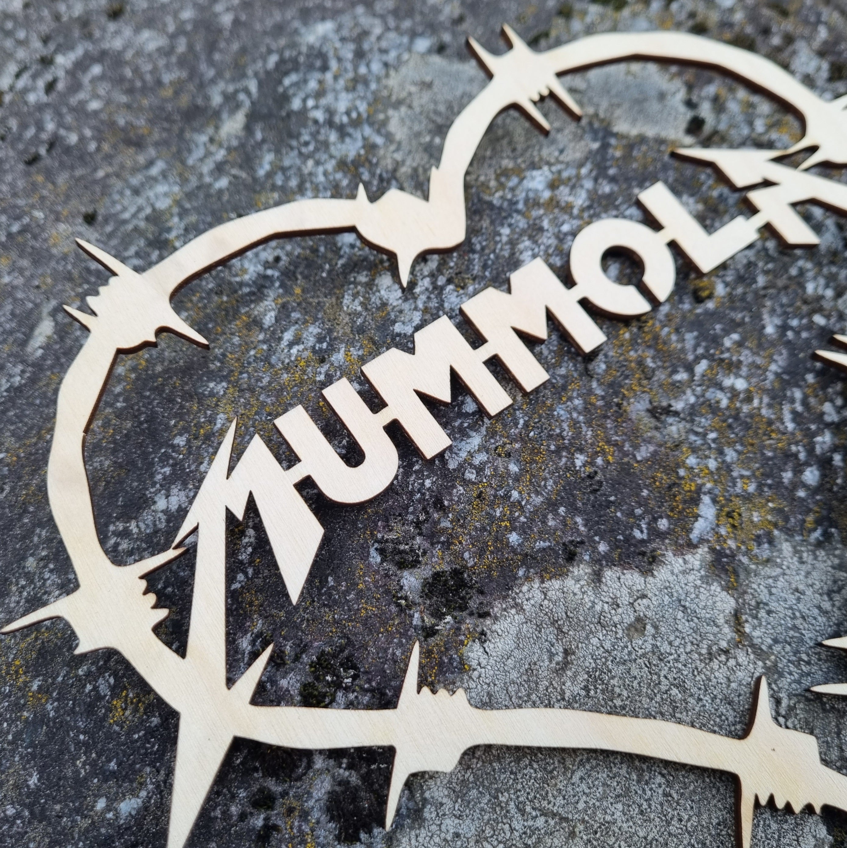 Koivuvanerista valmistettu mummola-kyltti.