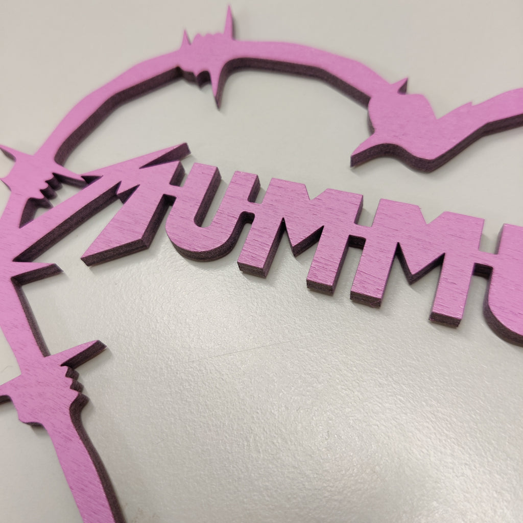 Koivuvanerista valmistettu maalattu mummula-kyltti.