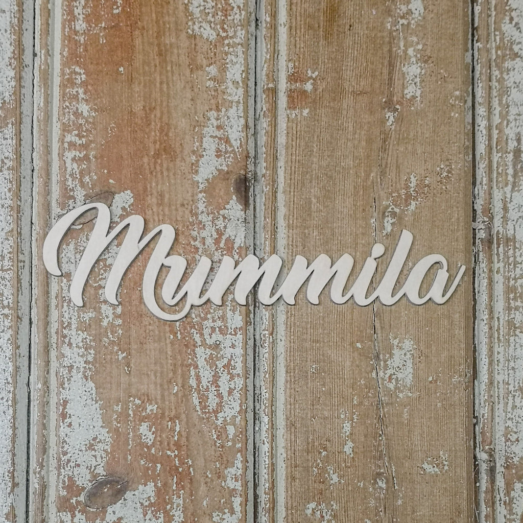 Koivuvanerista valmistettu mummila-tekstikyltti.