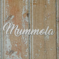 Koivuvanerista valmistettu mummola-tekstikyltti.