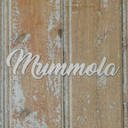 Koivuvanerista valmistettu mummola-tekstikyltti.