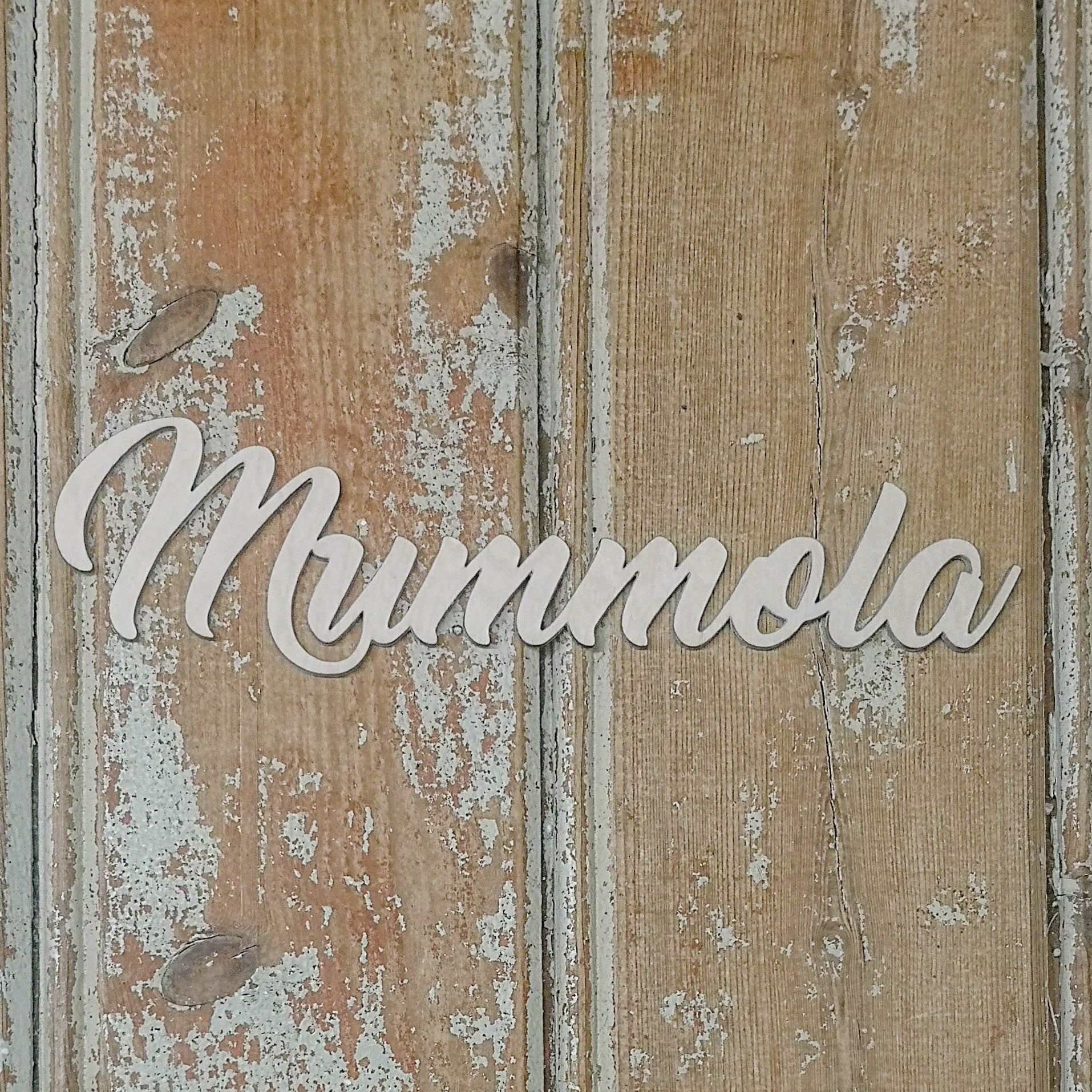 Koivuvanerista valmistettu mummola-tekstikyltti.