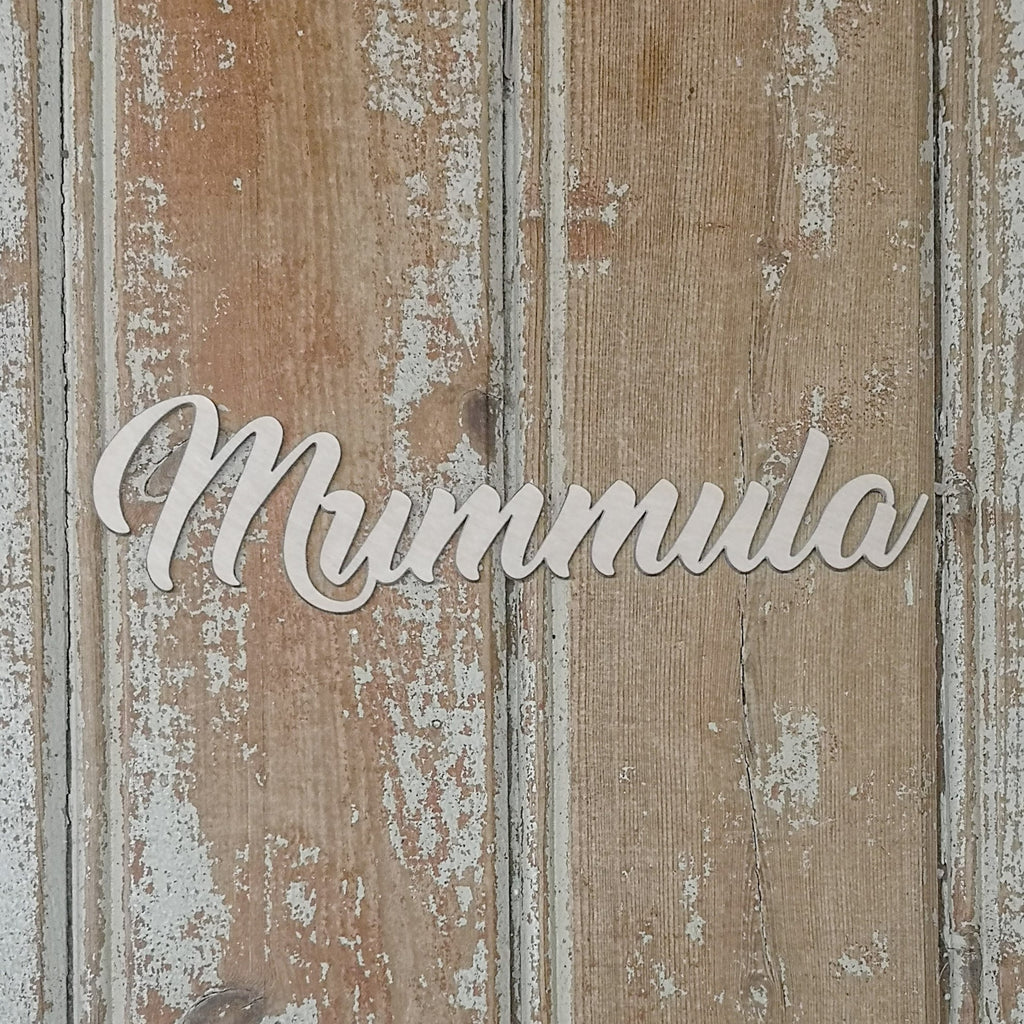 Koivuvanerista valmistettu mummula-teksitikyltti.