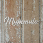 Koivuvanerista valmistettu mummula-teksitikyltti.