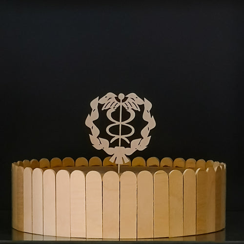 Koivuvanerista valmistettu kakkukoriste merkonomille.