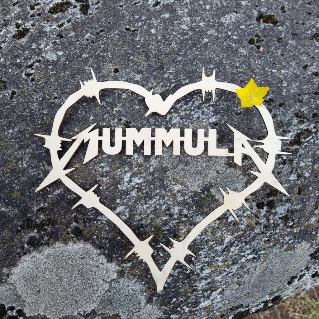 Koivuvanerista valmistettu mummula-kyltti.