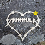 Koivuvanerista valmistettu mummula-kyltti.