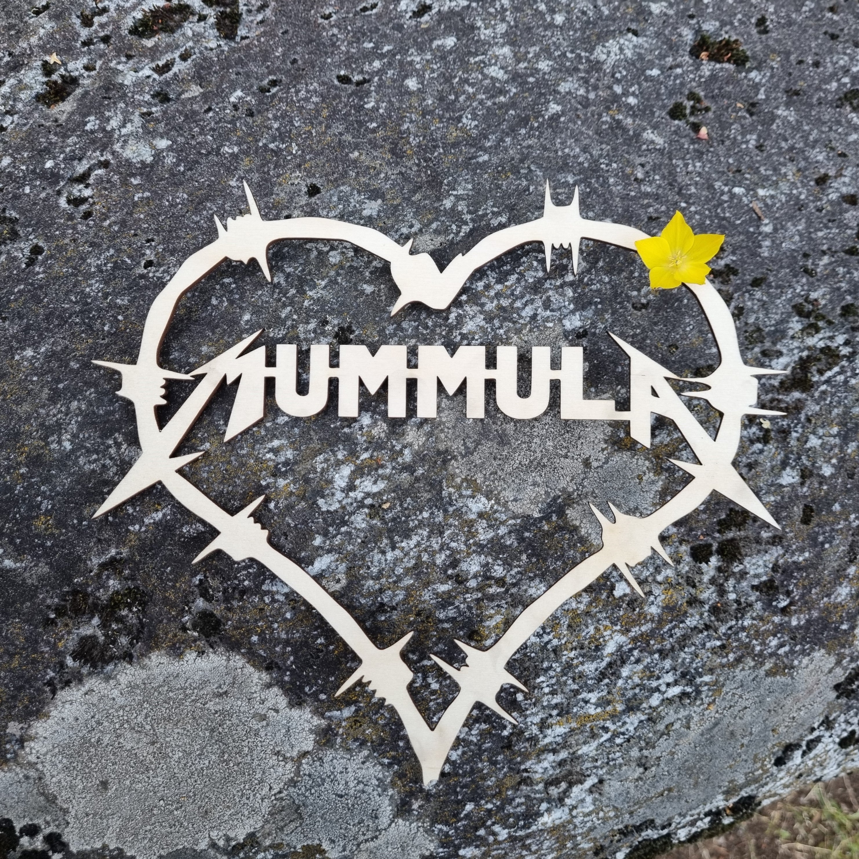 Koivuvanerista valmistettu mummula-kyltti.