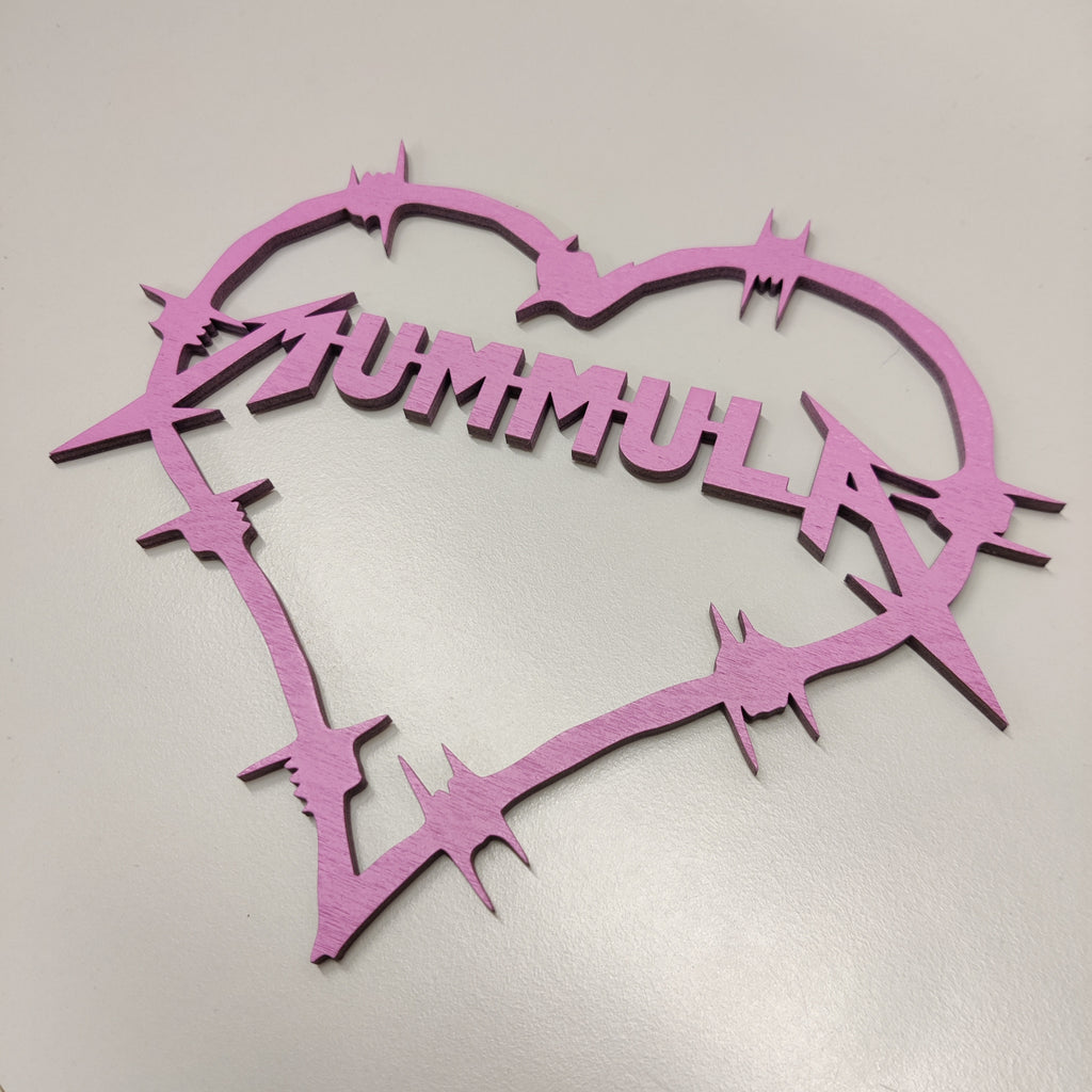 Koivuvanerista valmistettu maalattu mummula-kyltti.