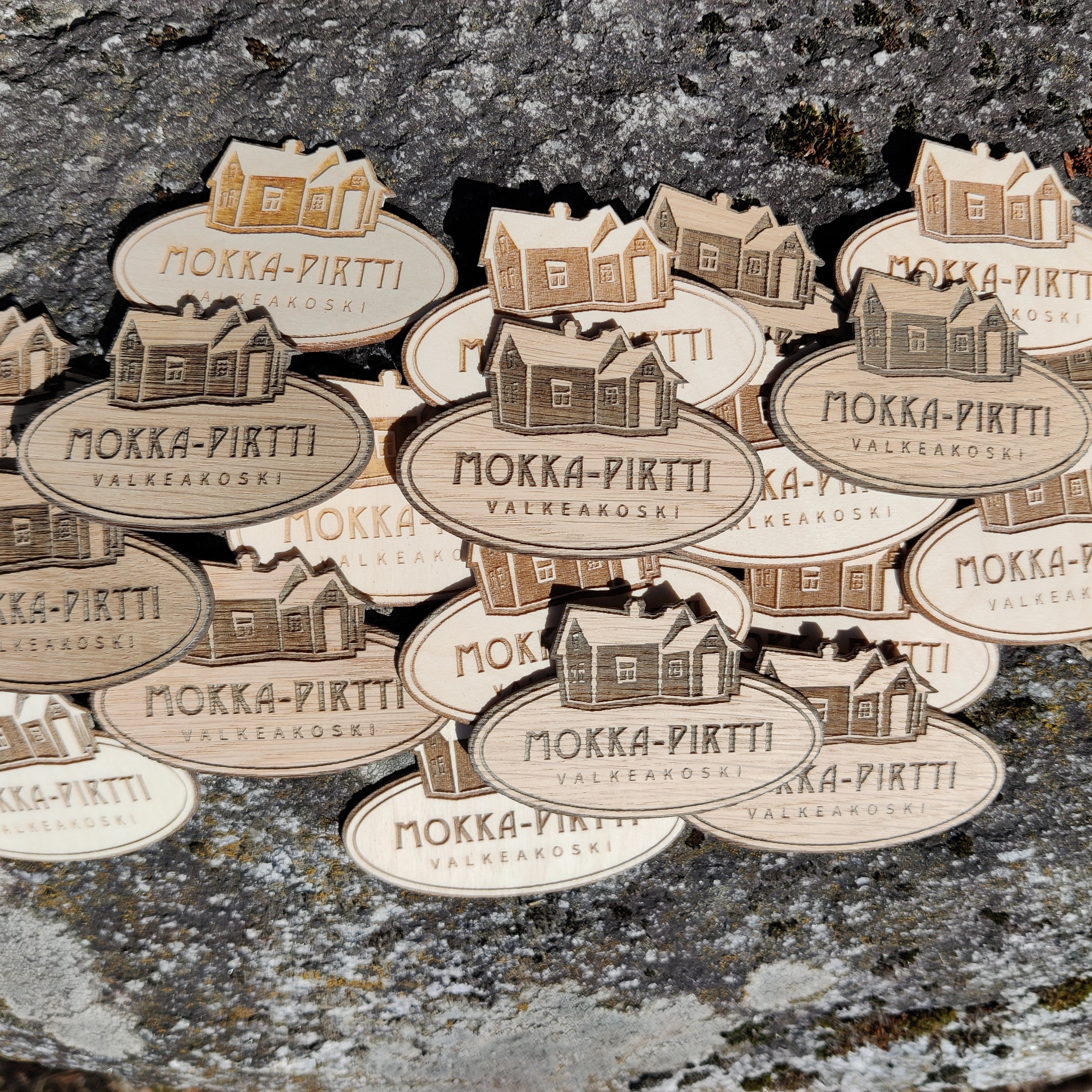 Tammi- ja koivuvanerista valmistettuja Mokkapirtti magneetteja