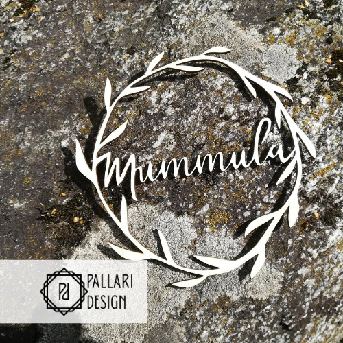 Laserleikattu Mummula köynnöskyltti, joka on valmistettu koivuvanerista