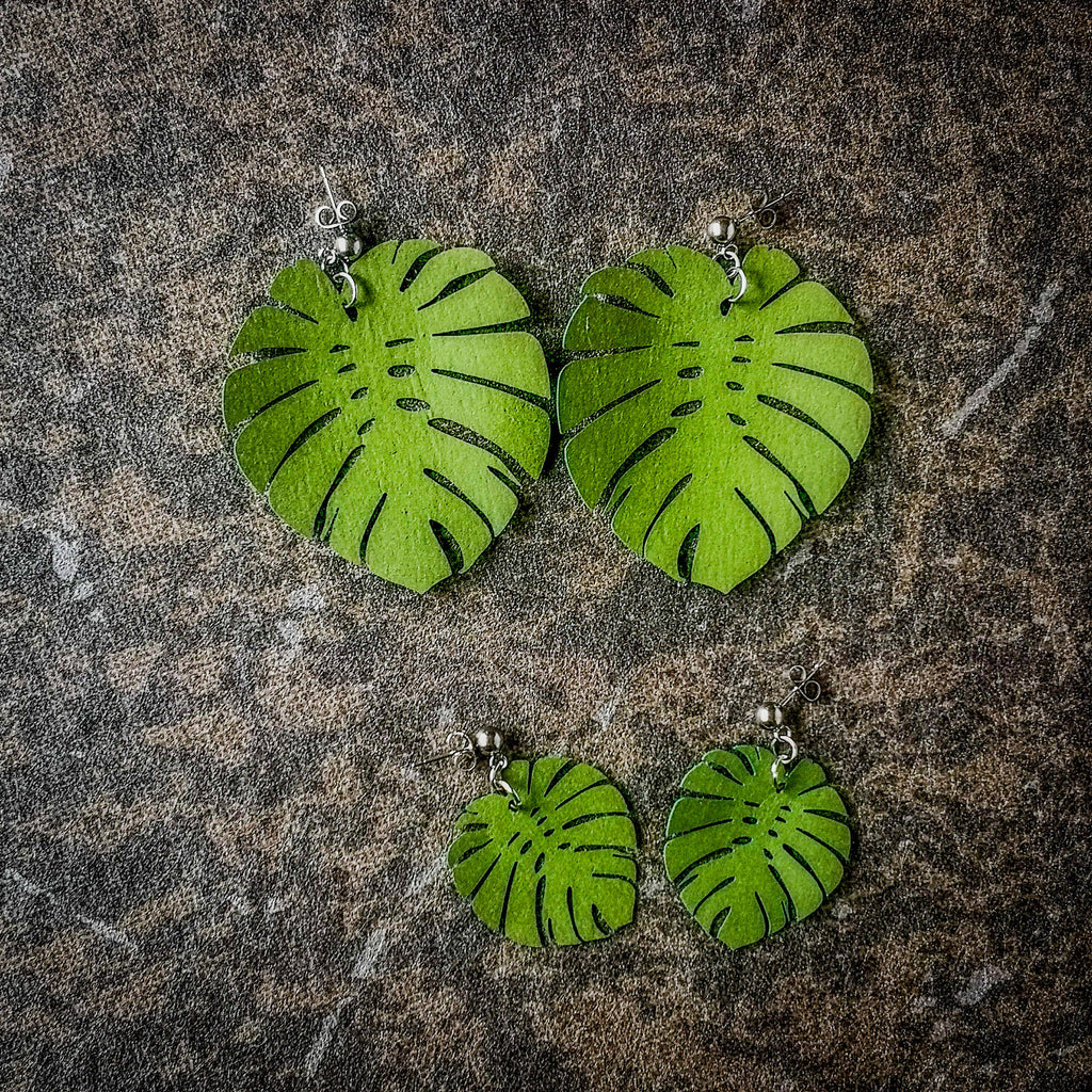 Nahkapaperista valmistetut peikonlehti-korvakorut tapeilla kahdessa eri koossa.