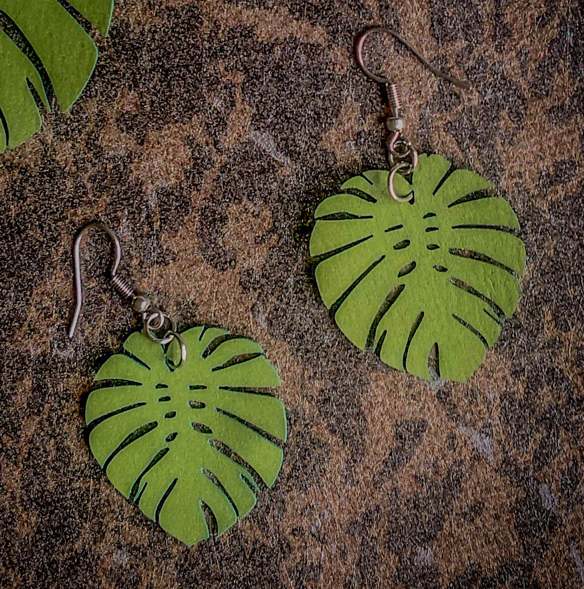 Nahkapaperista valmistettu pieni peikonlehti-korvakoru koukuilla.
