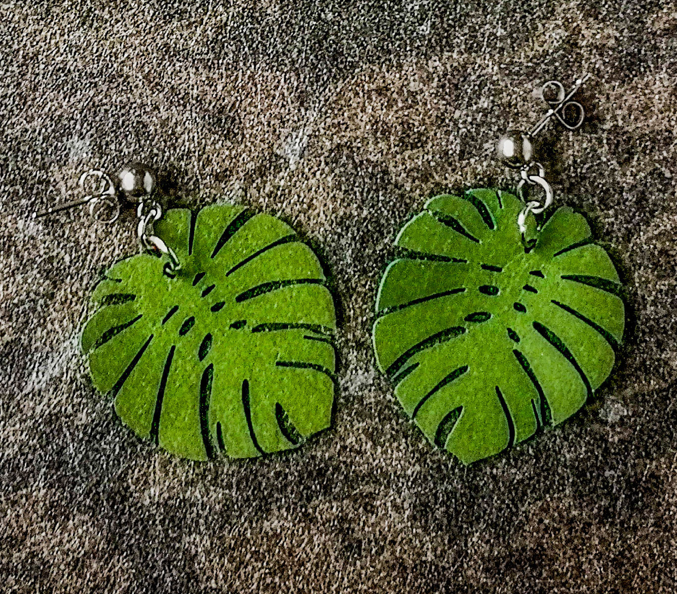 Nahkapaperista valmistetut peikonlehti-korvakorut tapeilla.