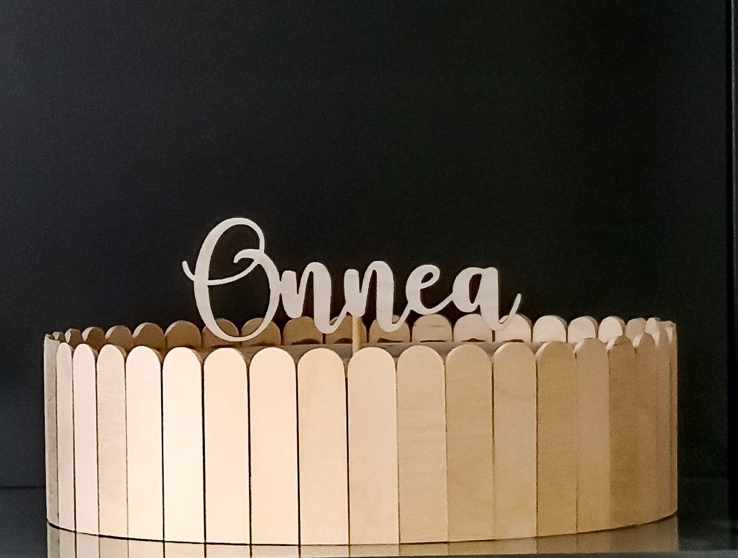 Kakkukoriste onnea -tekstillä