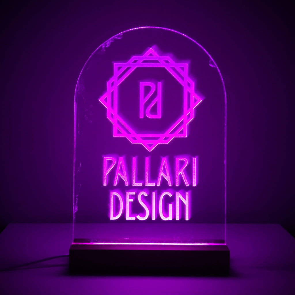 Akryylista valmistettu valaisin, jossa kaiverrus.