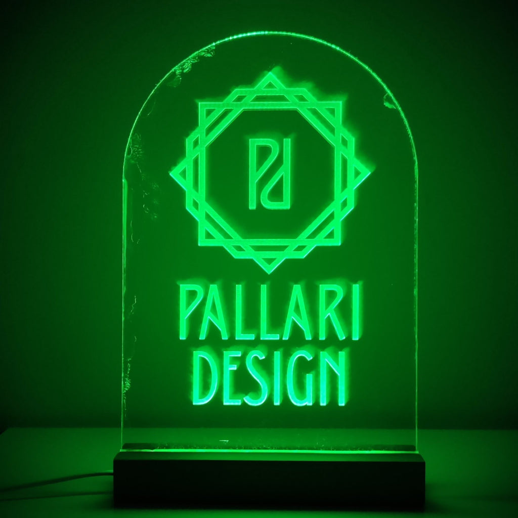 Akryylista valmistettu valaisin, jossa kaiverrus.