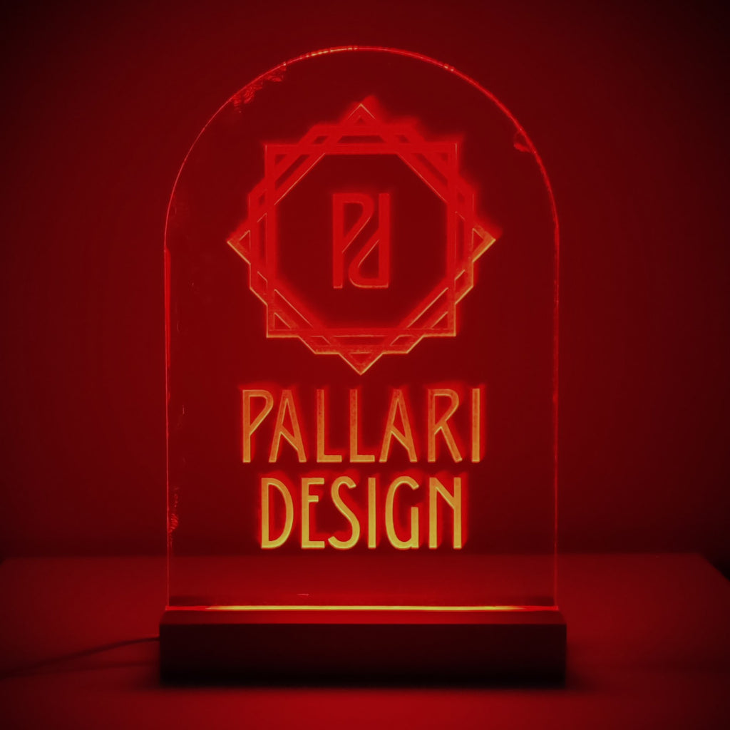 Akryylista valmistettu valaisin, jossa kaiverrus.