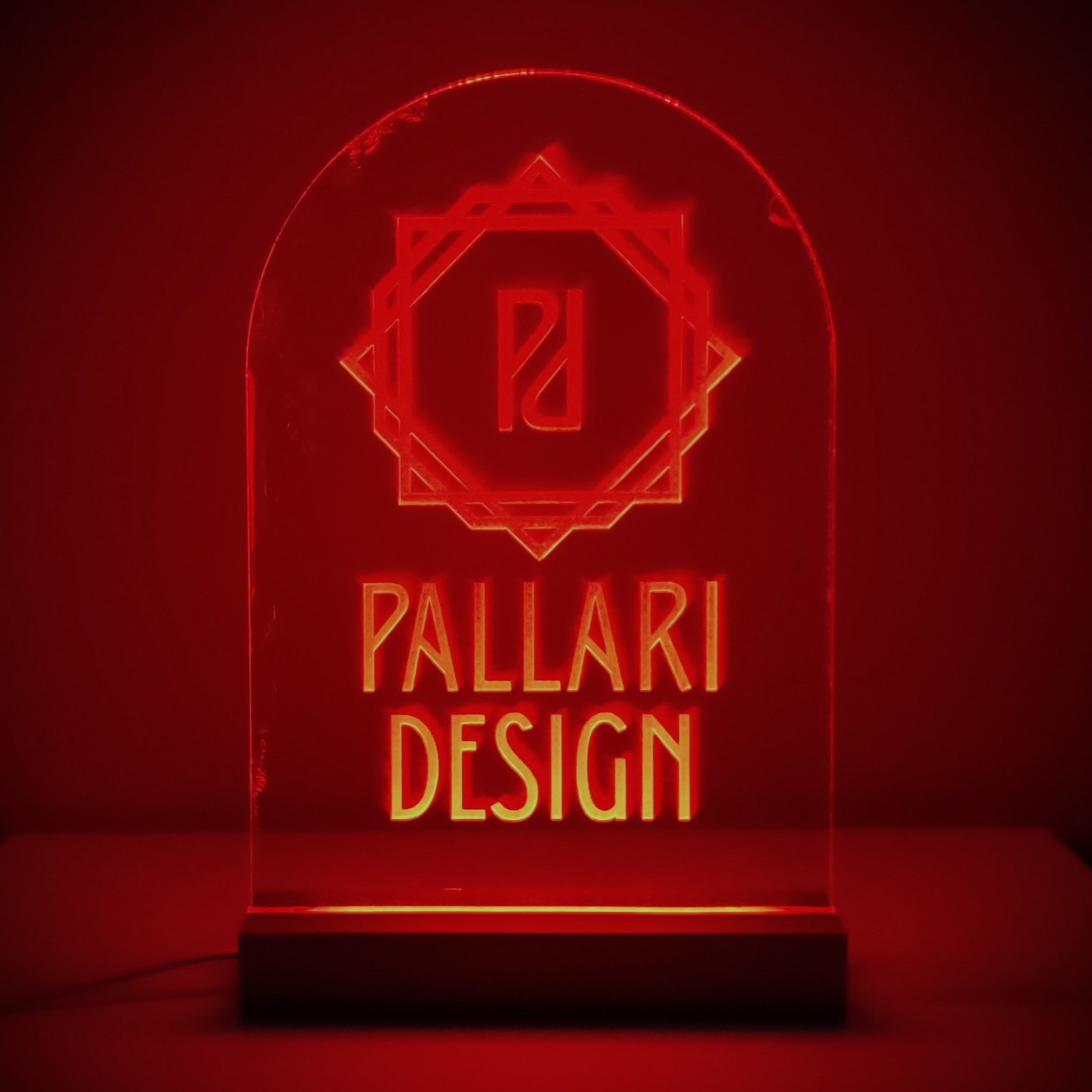 Akryylista valmistettu valaisin, jossa kaiverrus.