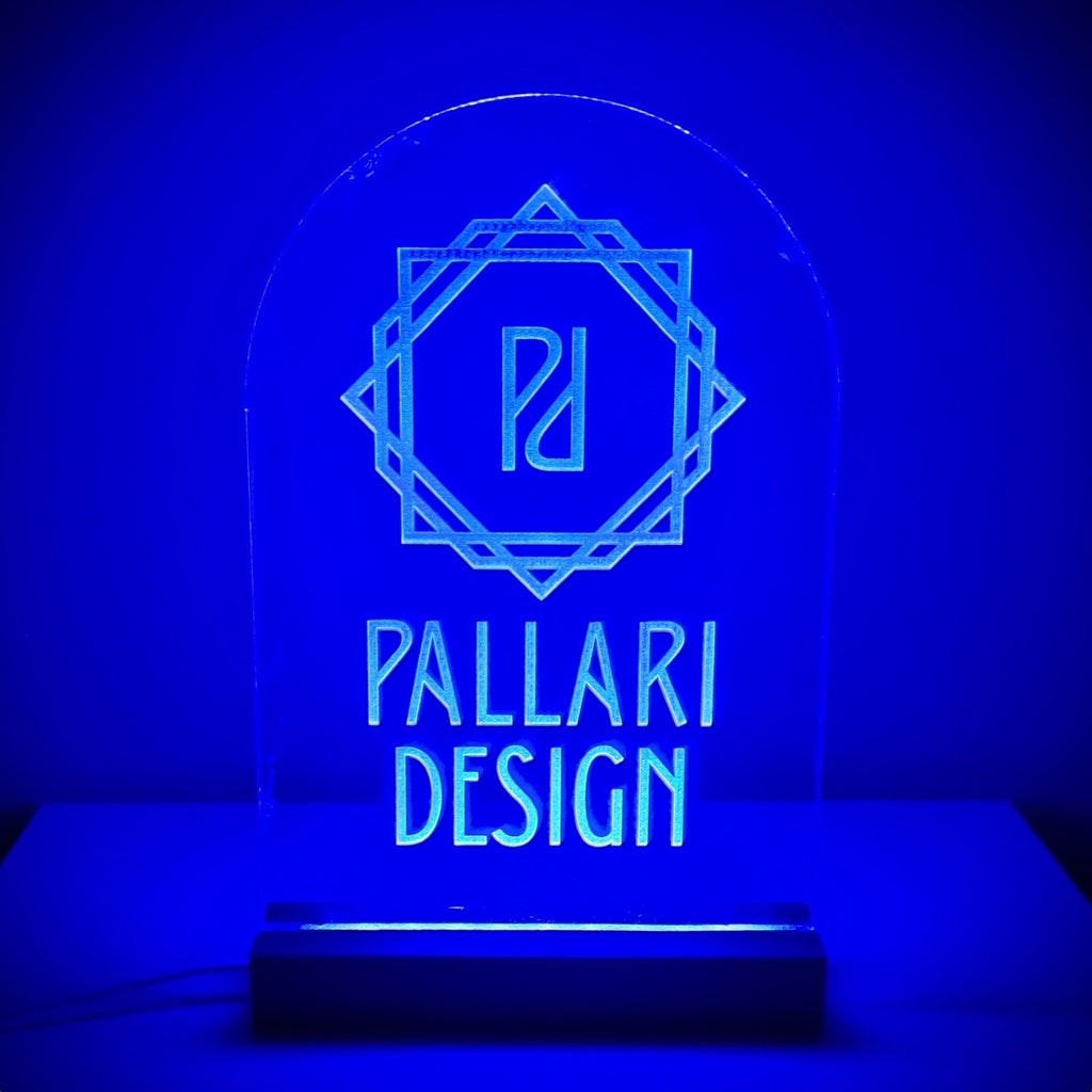 Akryylista valmistettu valaisin, jossa kaiverrus.