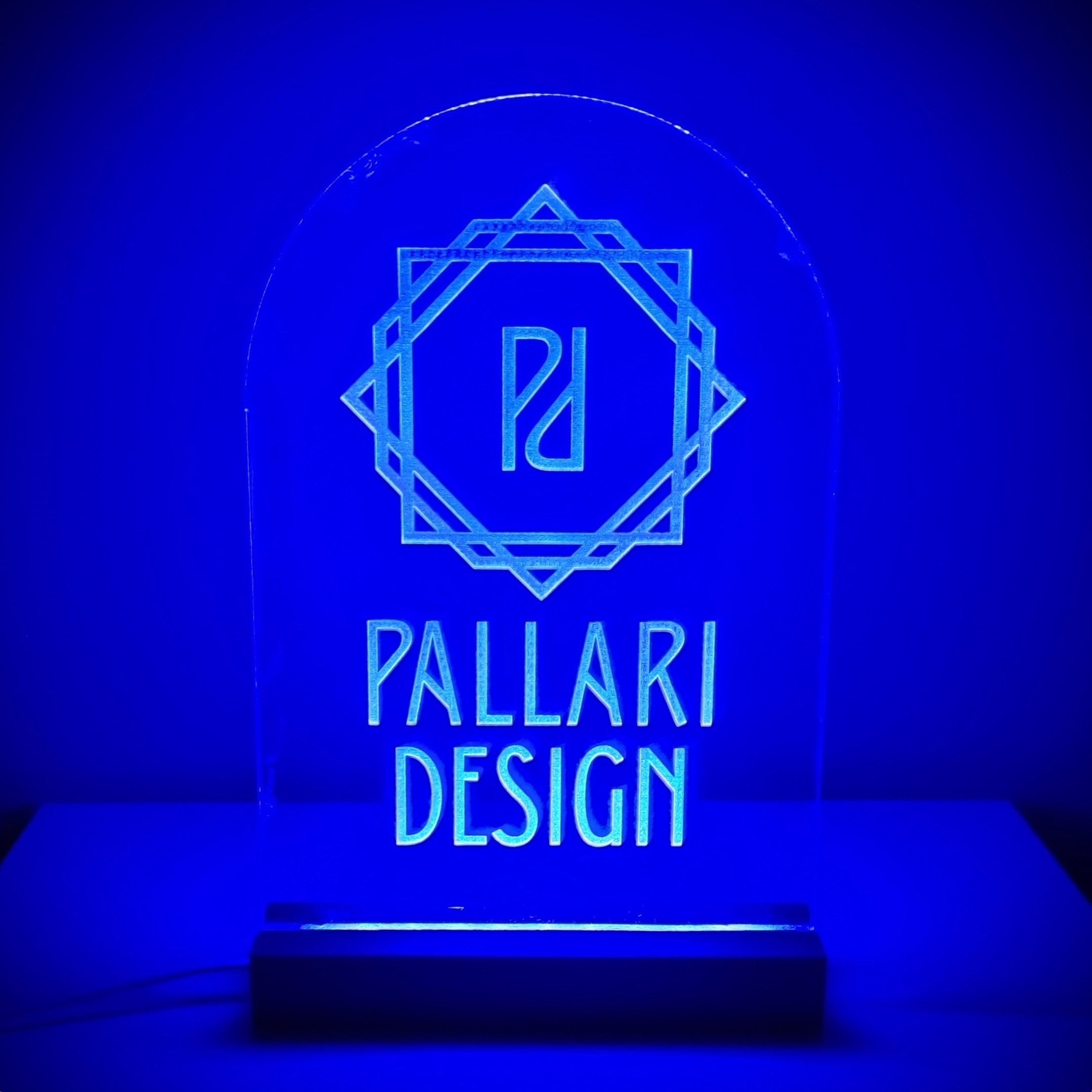 Akryylista valmistettu valaisin, jossa kaiverrus.