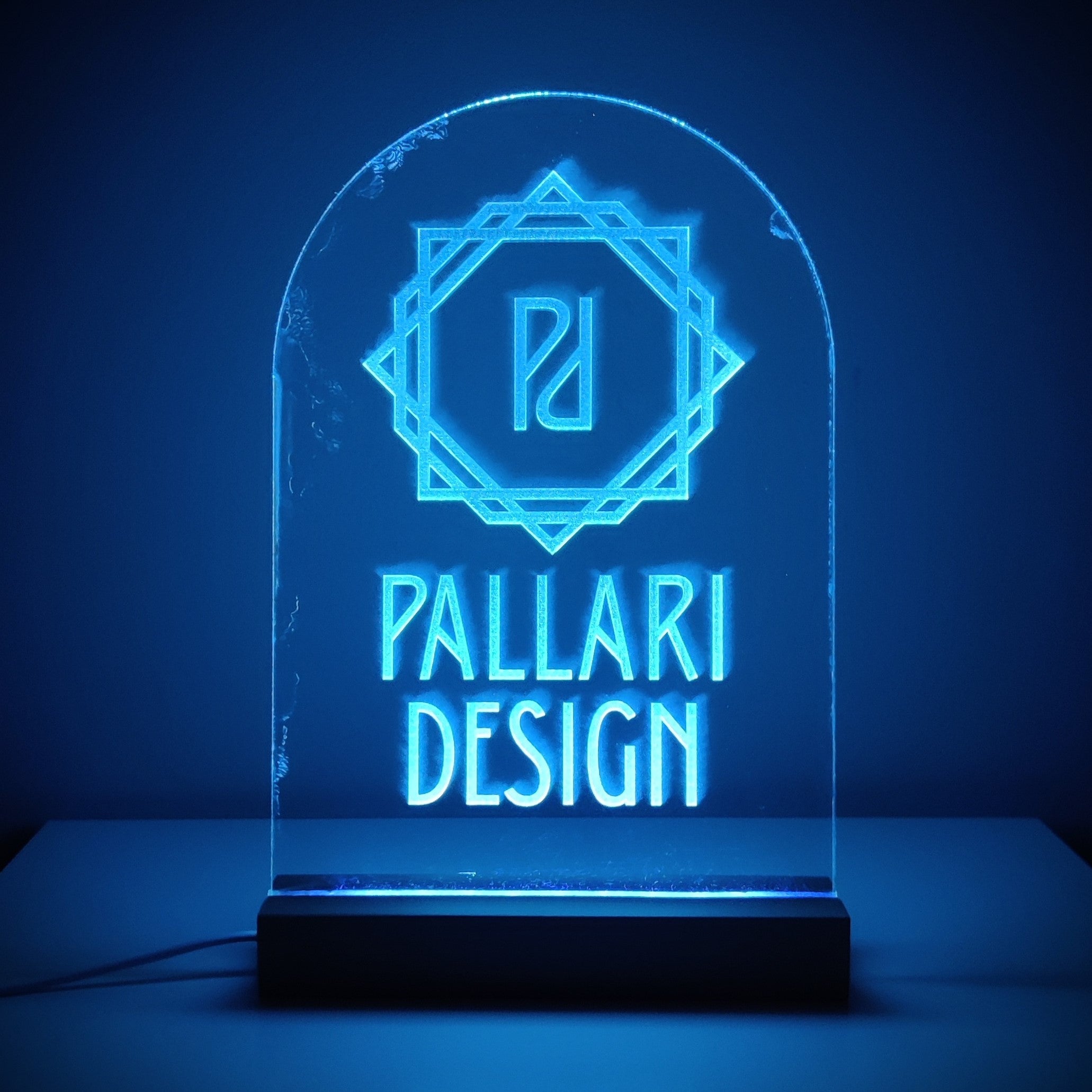 Akryylista valmistettu valaisin, jossa kaiverrus.