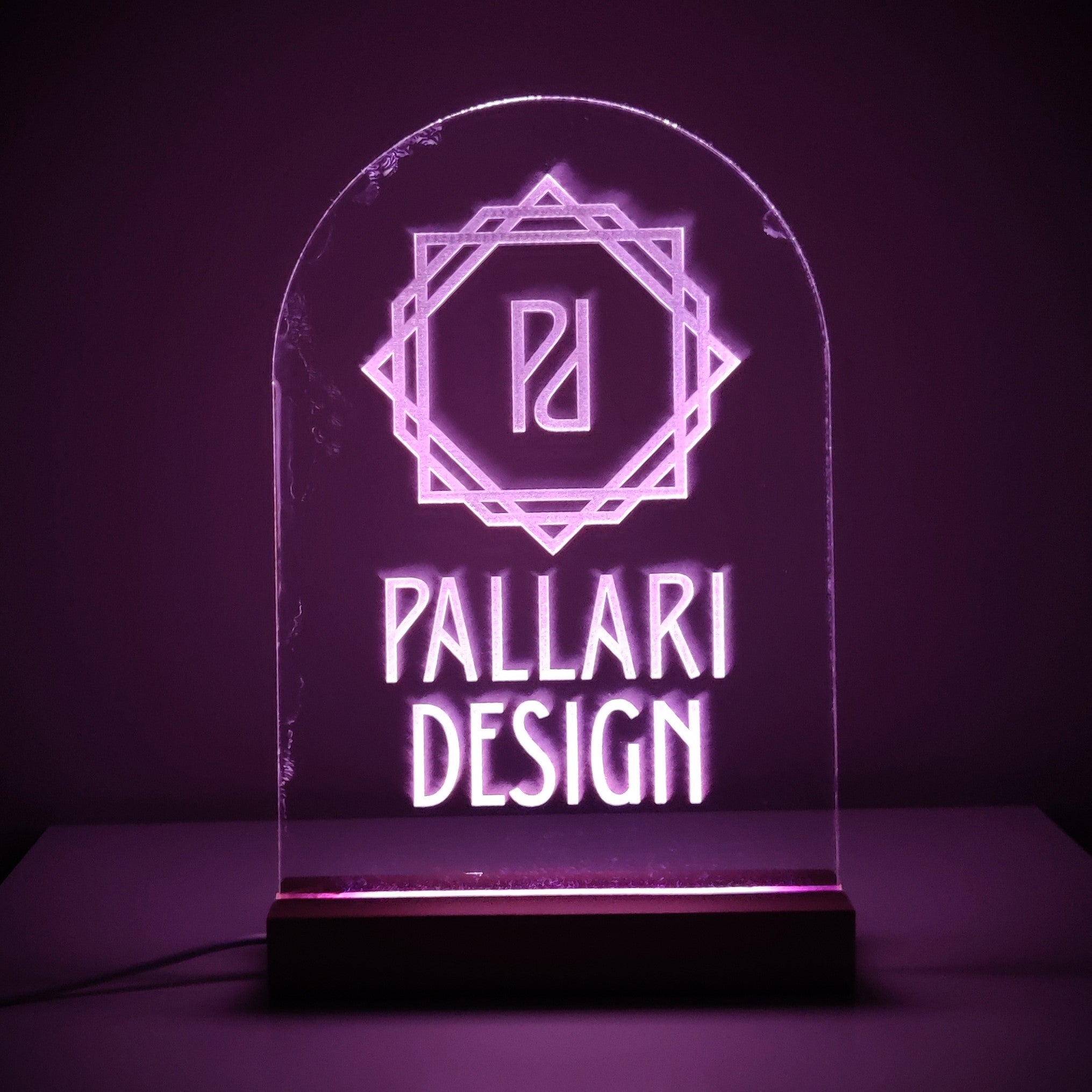 Akryylista valmistettu valaisin, jossa kaiverrus.