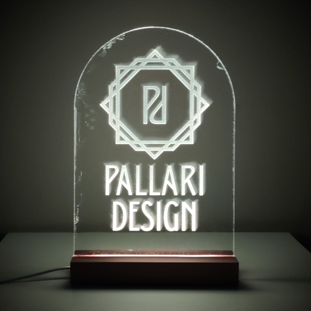 Akryylista valmistettu valaisin, jossa kaiverrus.