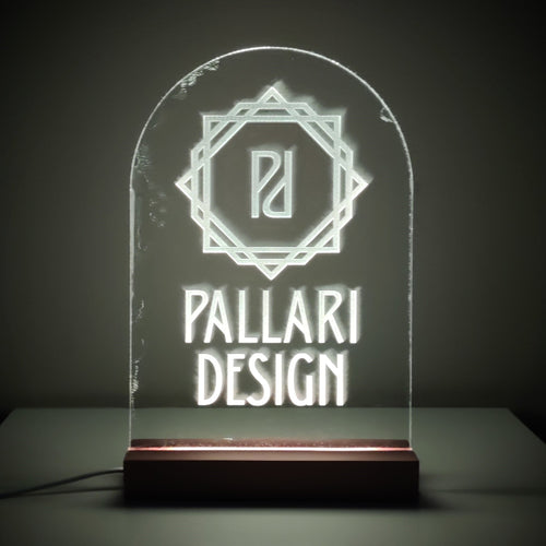 Akryylista valmistettu valaisin, jossa kaiverrus.