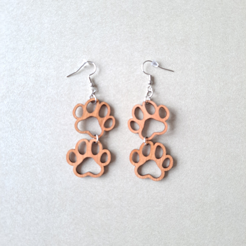 Kirsikkavanerista valmistetut tassu-korvakorut koukuilla.