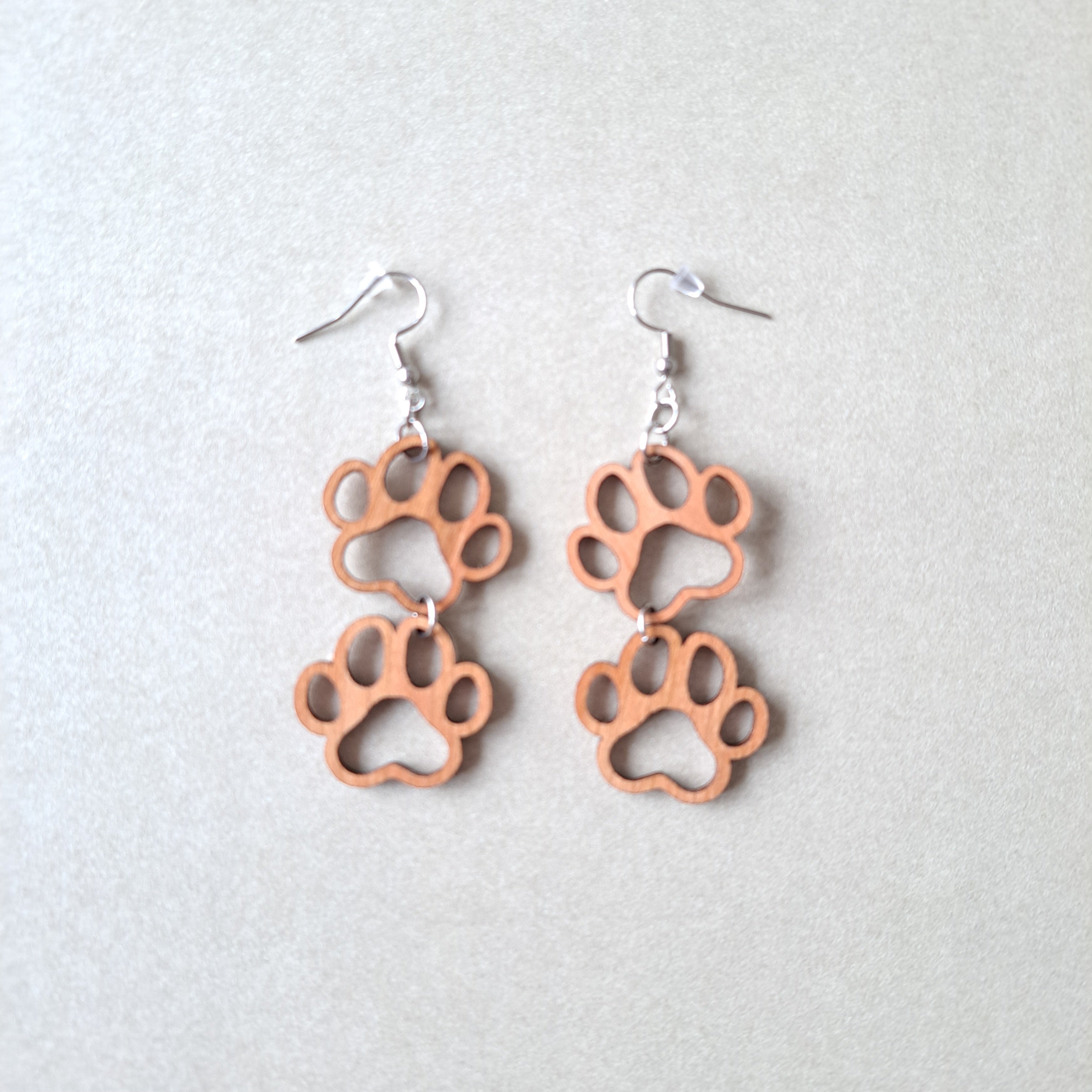 Kirsikkavanerista valmistetut tassu-korvakorut koukuilla.