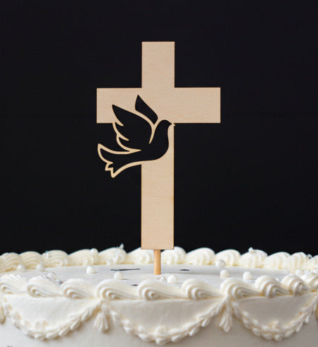 Koivuvanerista valmistettu kakkukoriste muistotilaisuuden kakkuun.