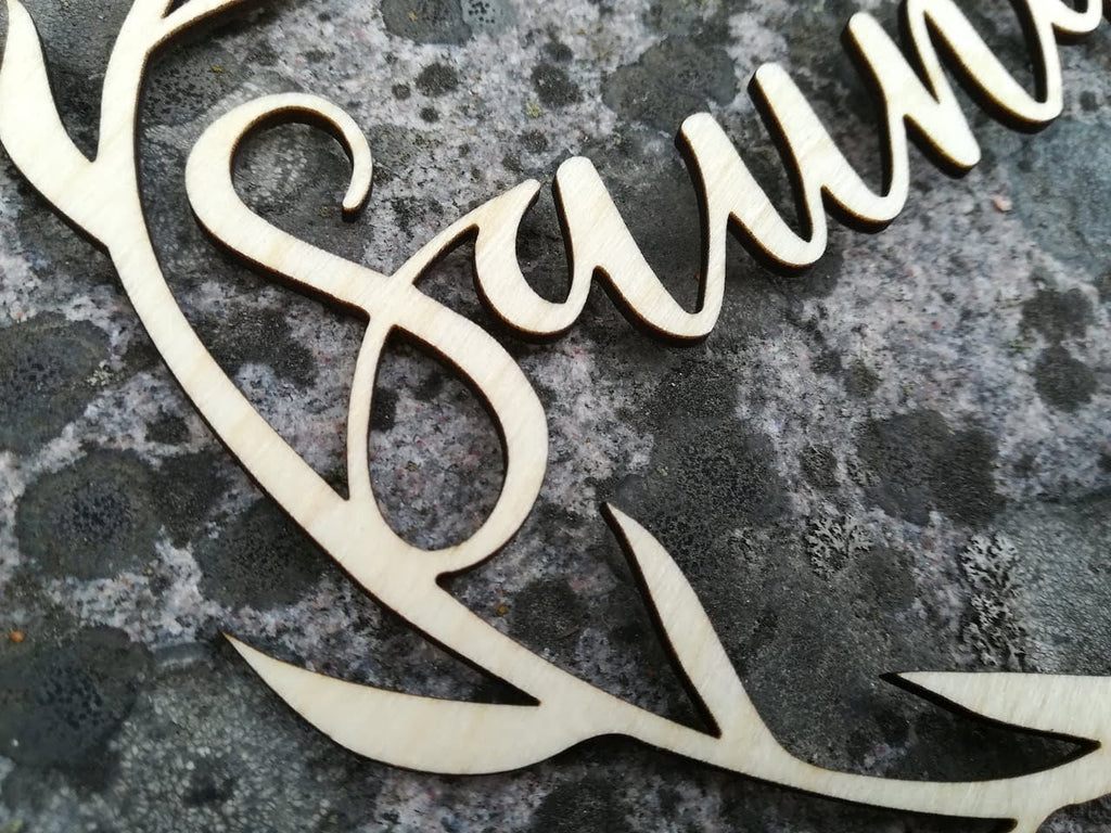 Koivuvanerista valmistettu sauna-kyltti.