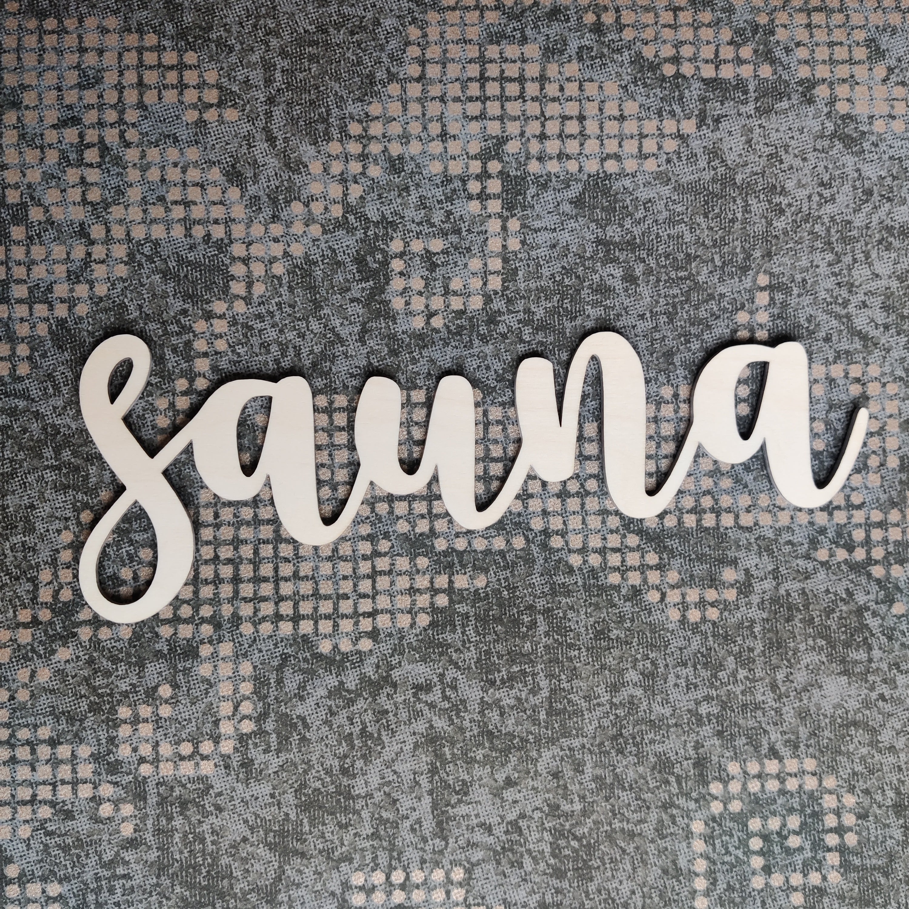 Koivuvanerista valmistettu sauna-kyltti.