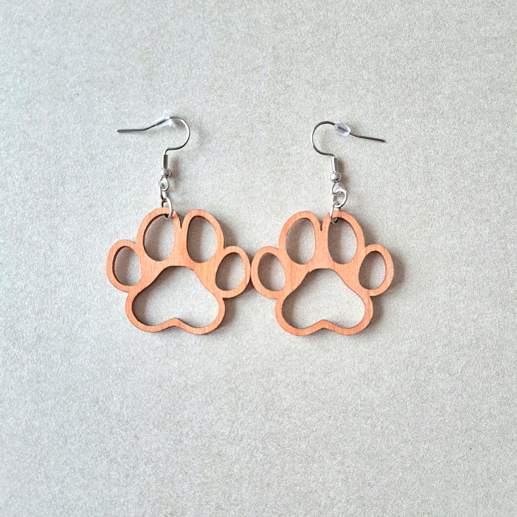 Kirsikkavanerista valmistetut tassu-korvakorut koukuilla.