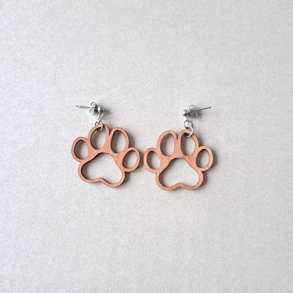 Kirsikkavanerista valmistetut Tassu-korvakorut tappikiinnityksellä.