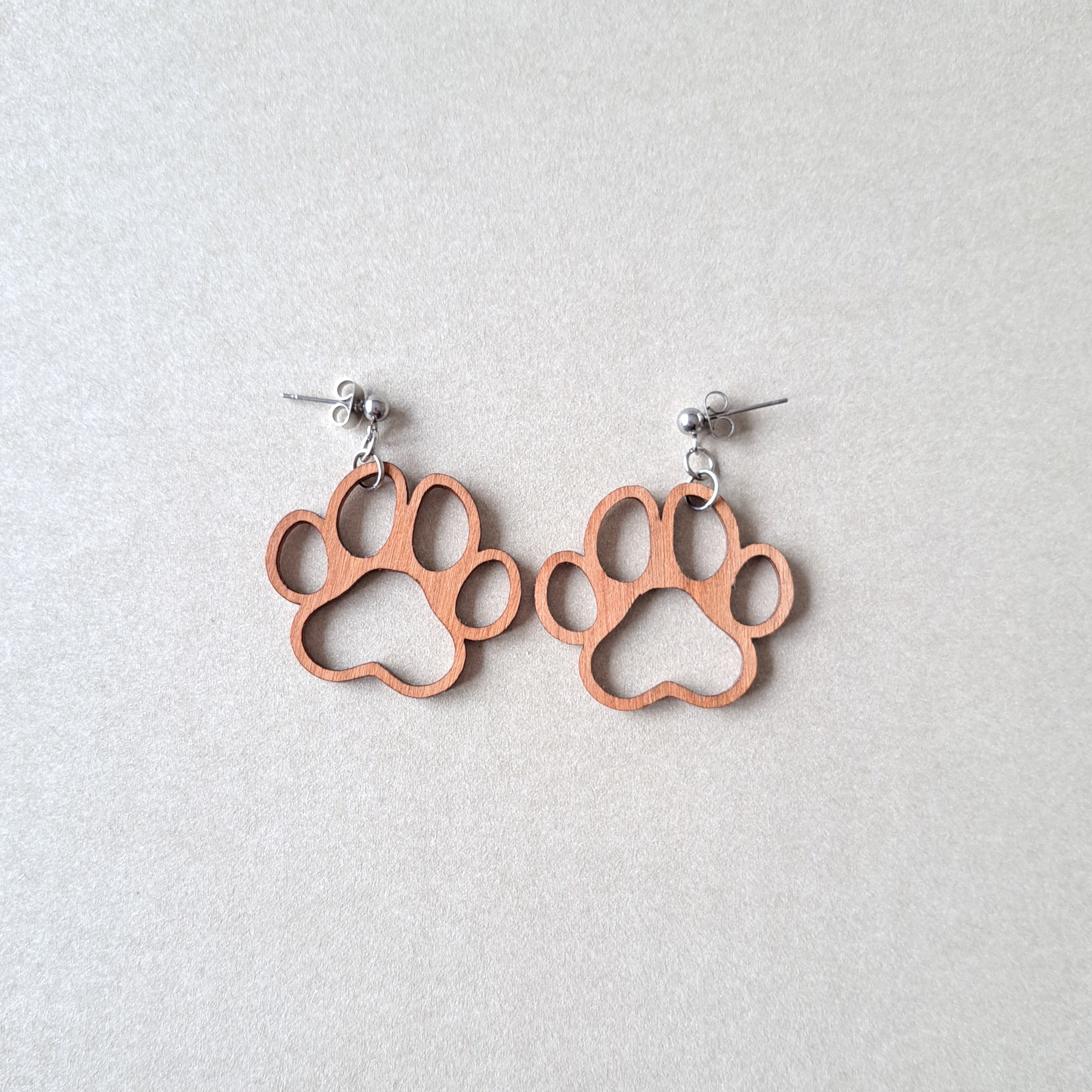 Kirsikkavanerista valmistetut Tassu-korvakorut tappikiinnityksellä.